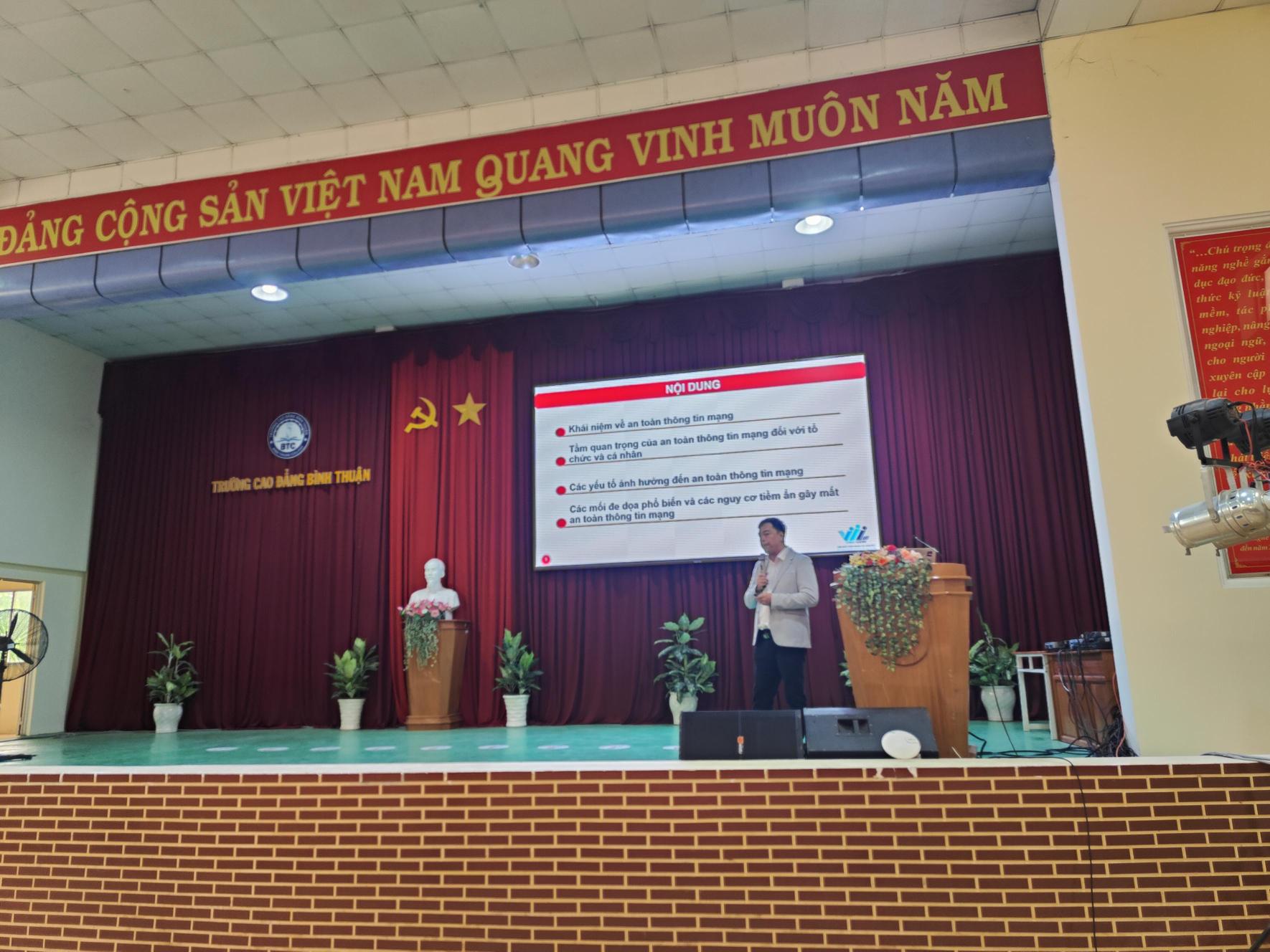 TRUNG TÂM AN NINH MẠNG PHỐI HỢP VỚI VIỆN PHÁT TRIỂN NĂNG LỰC LÃNH ĐẠO ĐẠI HỌC QUỐC GIA TỔ CHỨC THÀNH CÔNG KHOÁ BỒI DƯỠNG VỀ AN TOÀN THÔNG TIN MẠNG CHO CÔNG CHỨC, VIÊN CHỨC TỈNH BÌNH THUẬN NĂM 2024